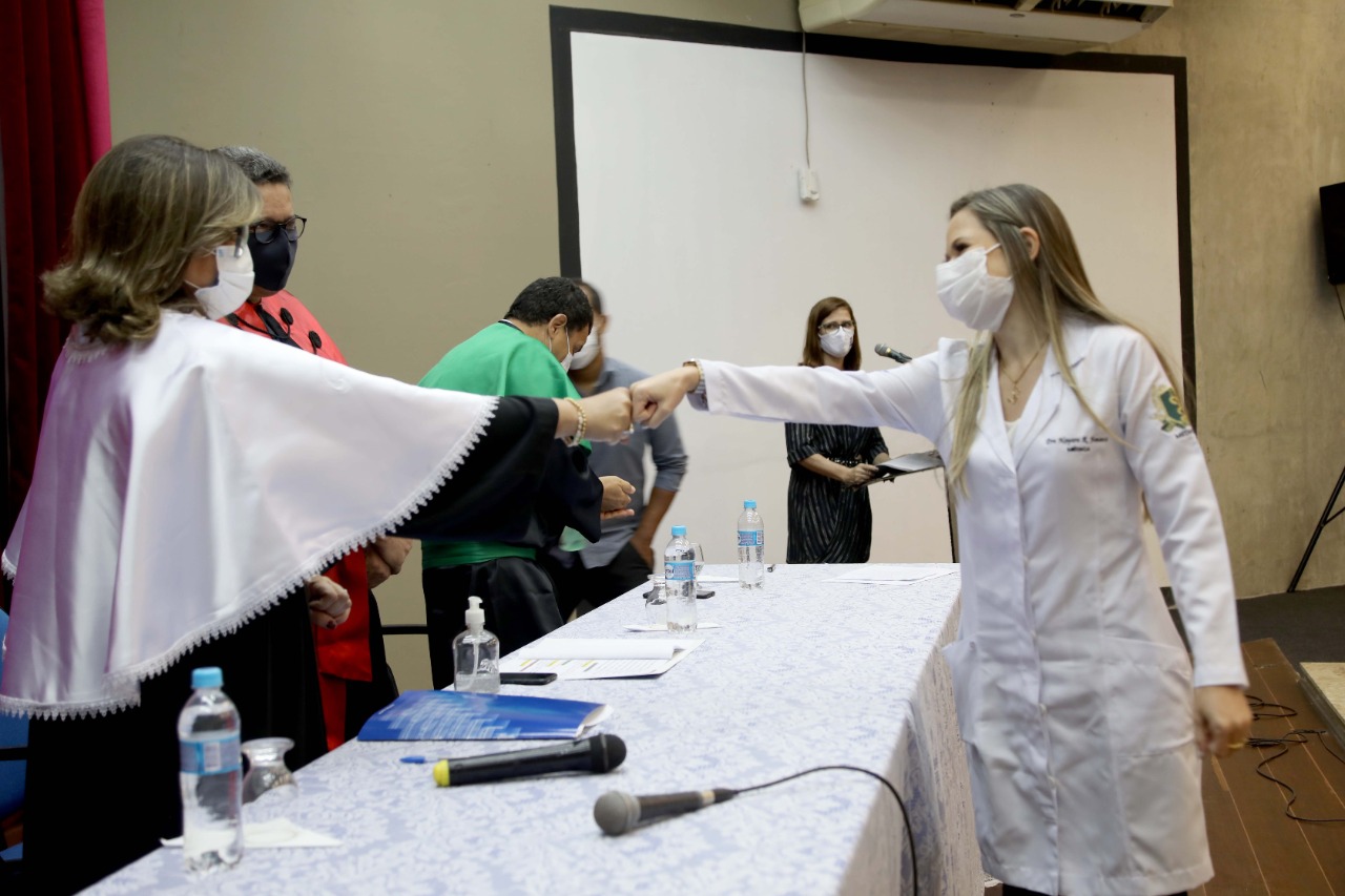 Para evitar aglomerações, a solenidade foi realizada sem a presença dos familiares dos estudantes